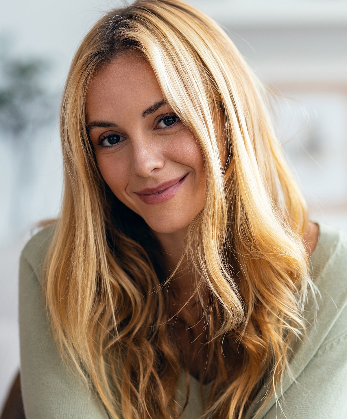 Smiling woman with long, wavy blonde hair