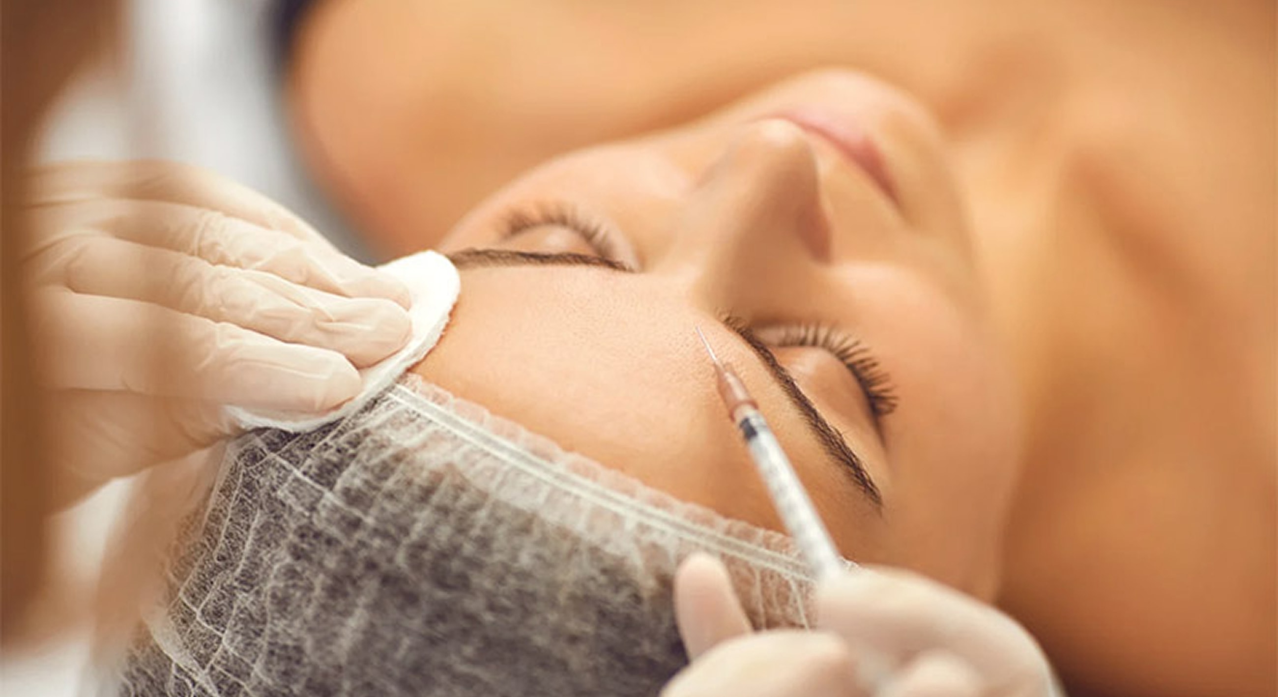 Cosmetic treatment process with injection procedure.